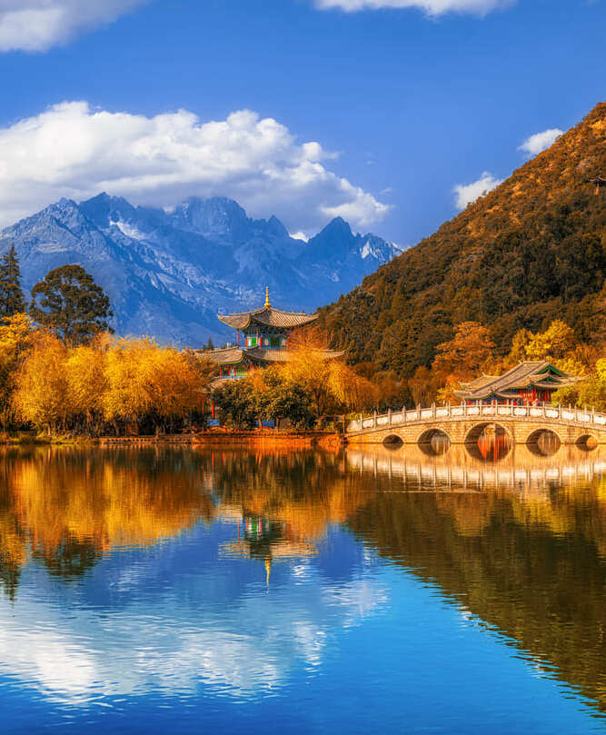 paisaje de Yunnan, China con paisaje de montañas y río