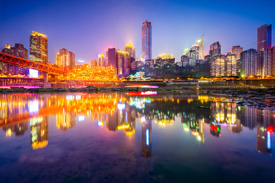 Vista panorámica de la ciudad de Chongqing, China. Con edificios iluminados y lago