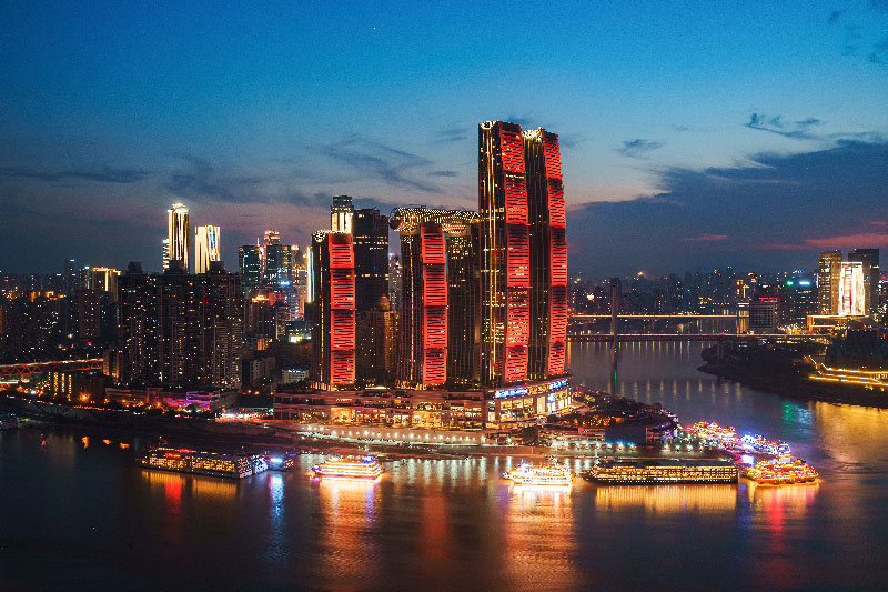 Vista impactante de edificios modernos en Chongqing de noceh con iluminacion de vida nocturna