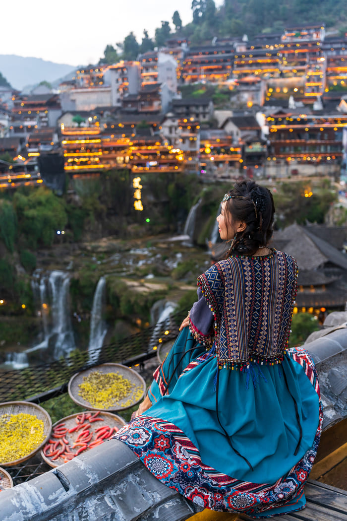 persona local de la ciudad-lijiang con traje típico