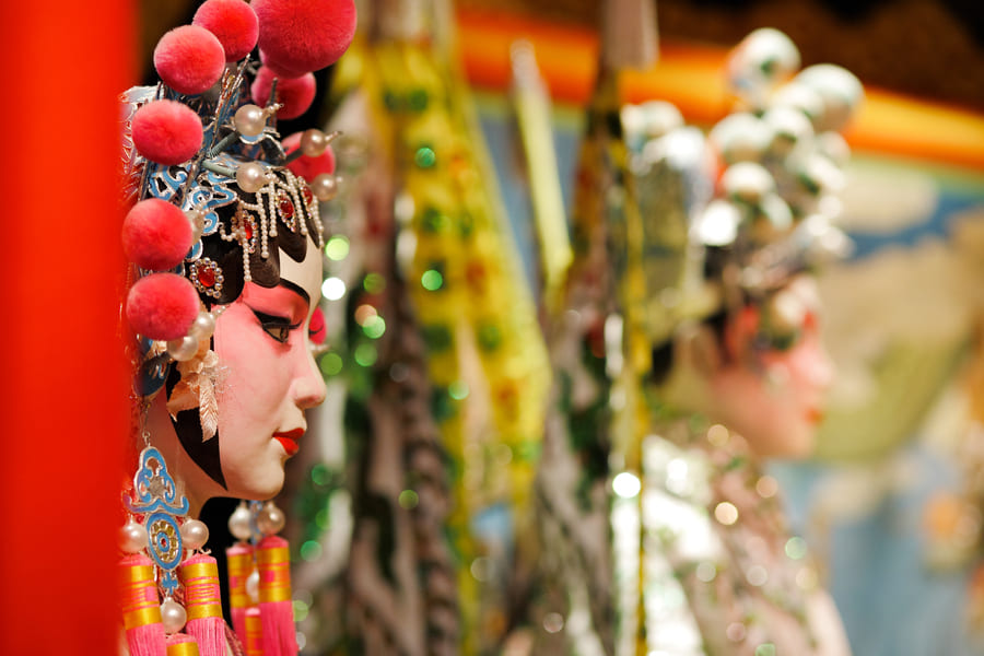 Geisha de perfil en templo chino