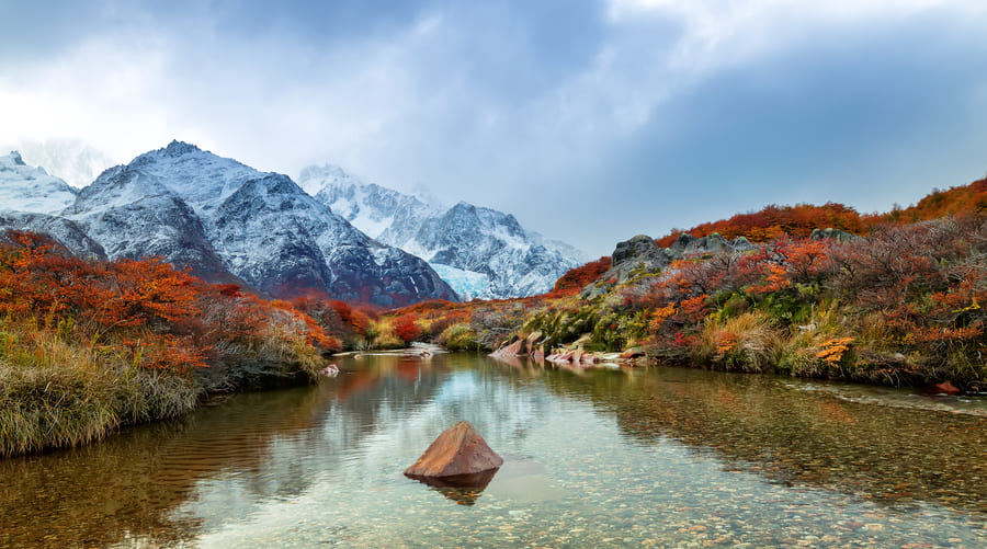 Paisaje hermoso de Yunnan con montañas nevadas y río cristalino