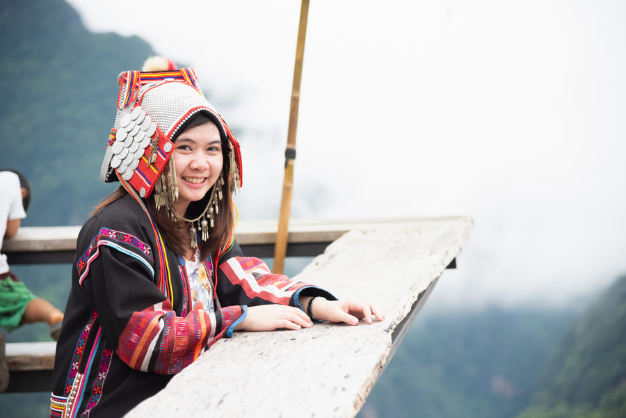 Turista sonriendo disfrutando de Yunnan